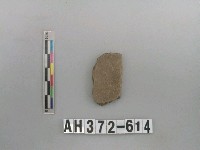 藏品(灰褐色夾砂陶片)的圖片